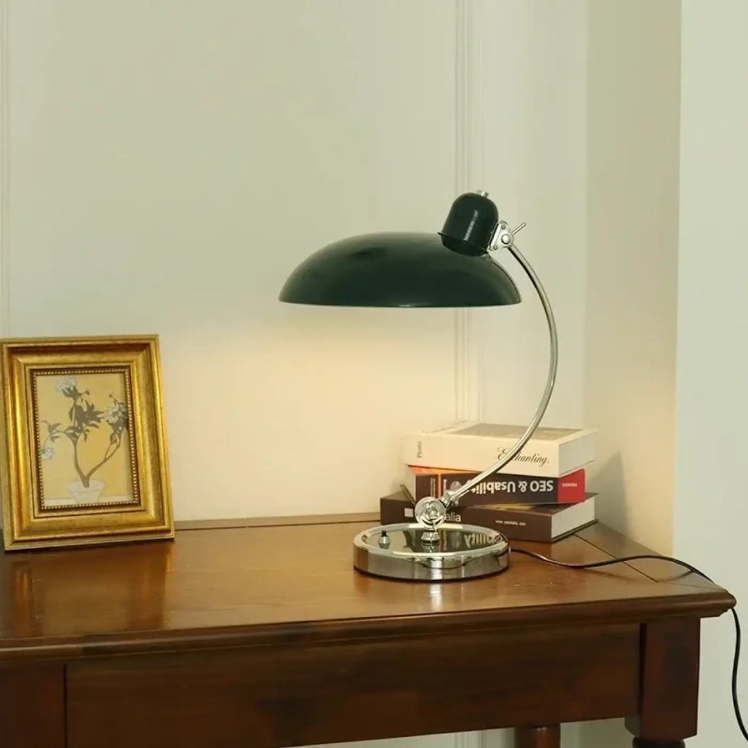 Lampe de table moderne arcane en metal vert fonce avec bras et socle courbes en chrome
