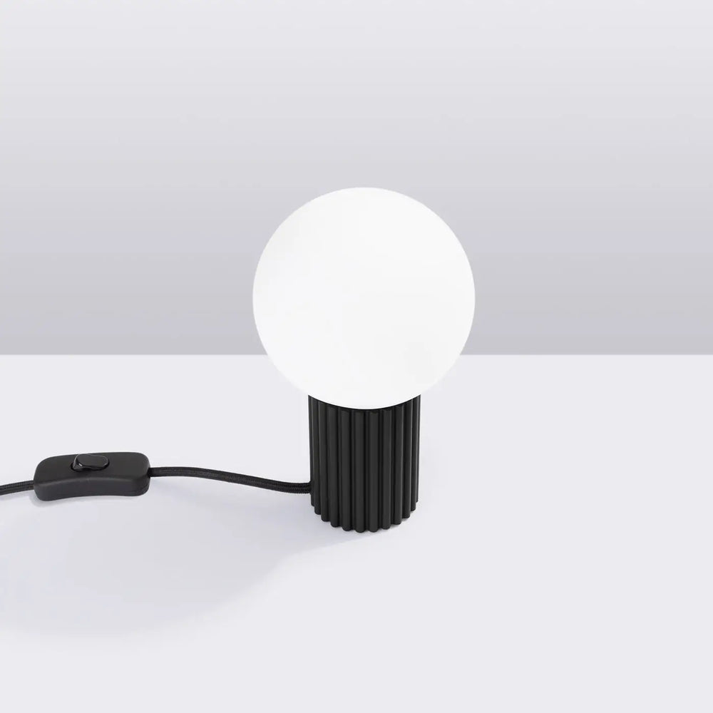 Lampe a poser halo noir avec base cylindrique striée noire et ampoule sphérique en verre laiteux pour réponse aux besoins design