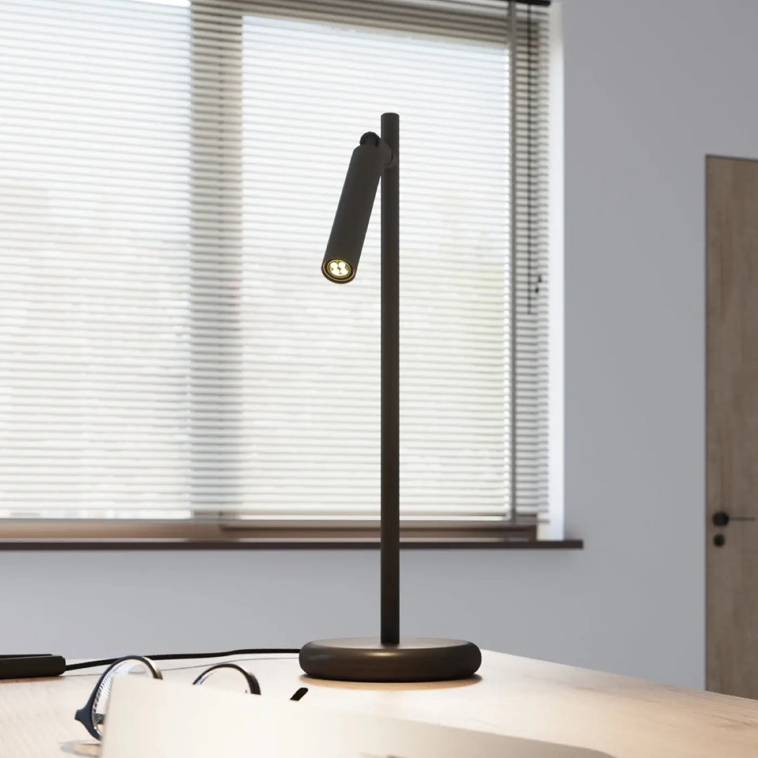 Lampe pastelo bureau moderne noir avec matériaux robustes et lumière led chaude réglable sur col de cygne