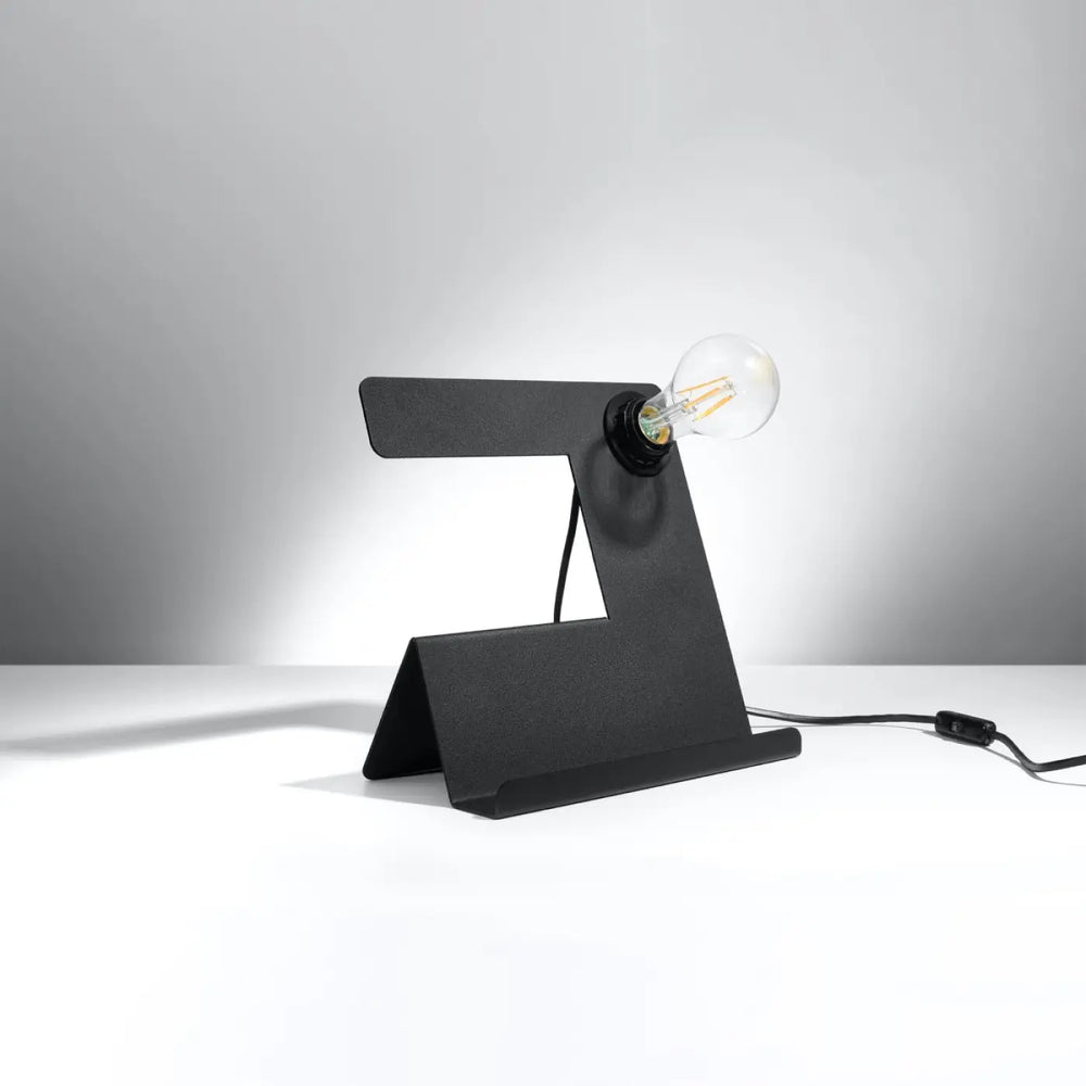 Lampe de table incline noir en métal mat avec design z minimaliste et ampoule à filament pour décoration d’intérieur moderne