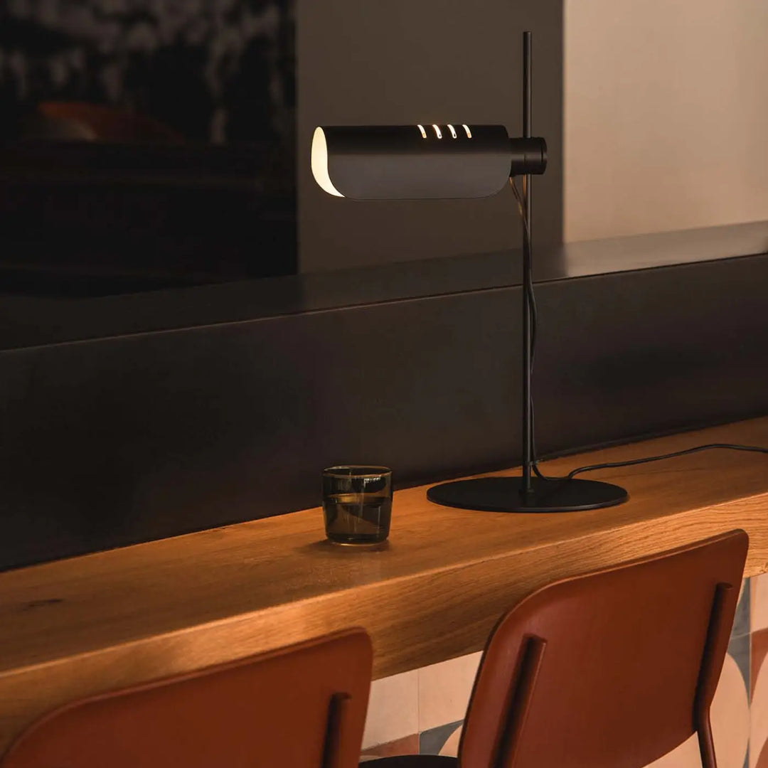 Lampe de table Martinica noire de Faro Barcelona en situation