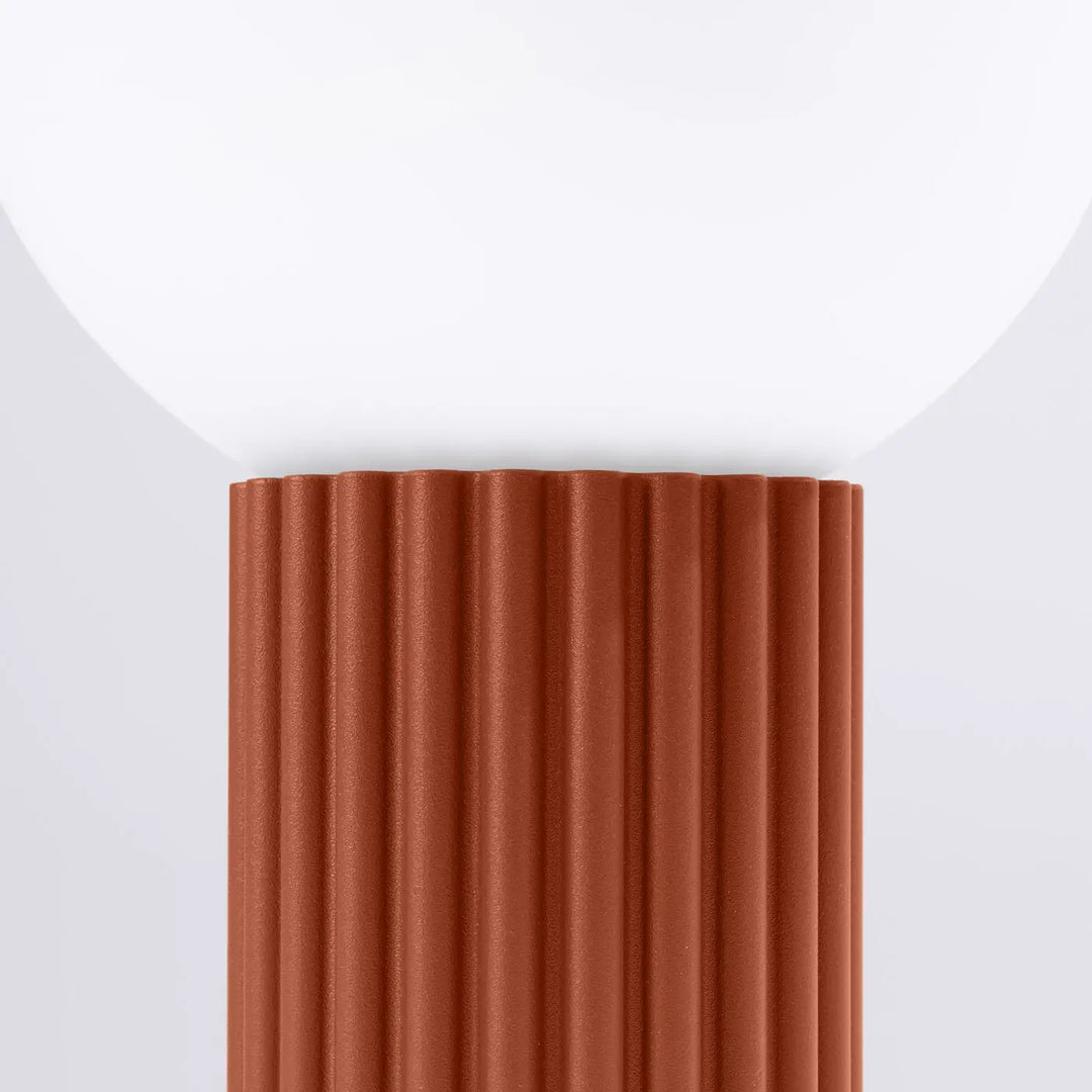 Lampe a poser halo rouge ochra avec base côtelée terracotta et abat-jour sphérique blanc lisse version suspension