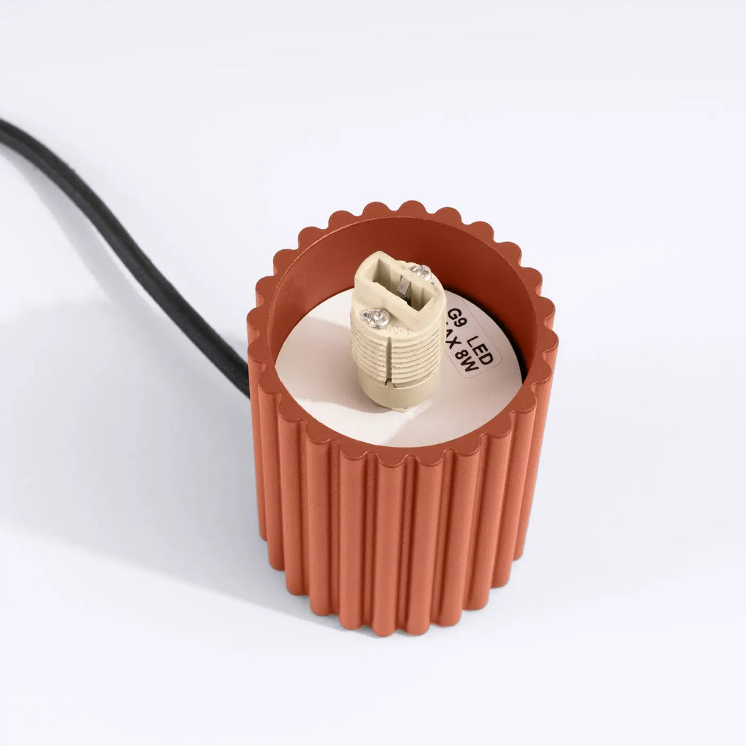 Lampe a poser lampe halo avec base cylindrique terracotta cannelée et douille g9 led beige halo rouge ochra version suspension