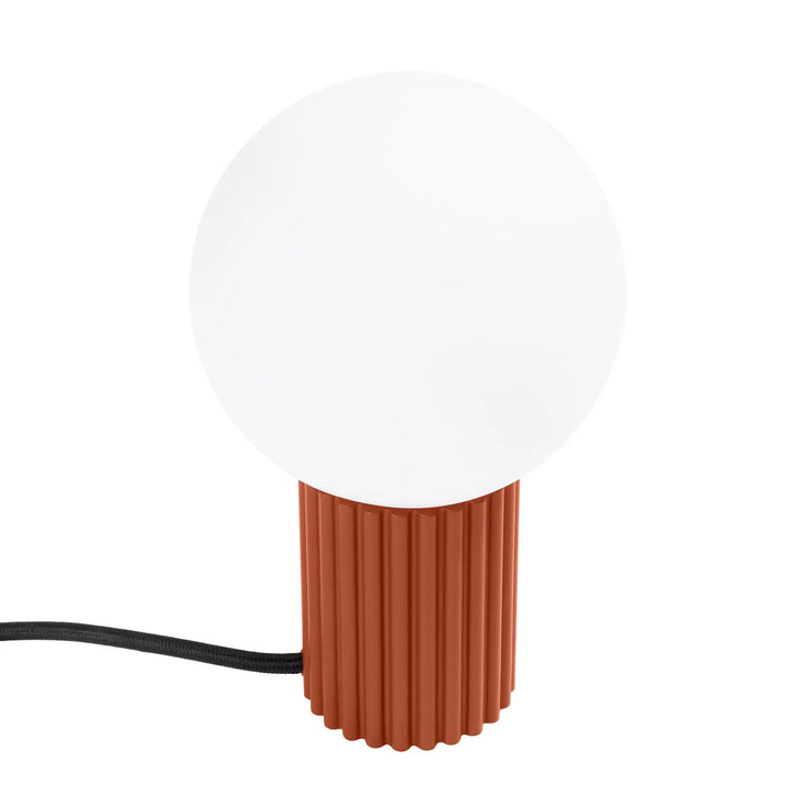 Lampe a poser lampe halo avec abat-jour en verre blanc sphérique et base cannelée rouge ochra terracotta