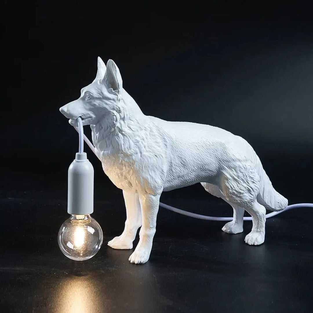Lampe de table kanis en céramique blanche avec berger allemand lumineux tenant une ampoule sculpturale