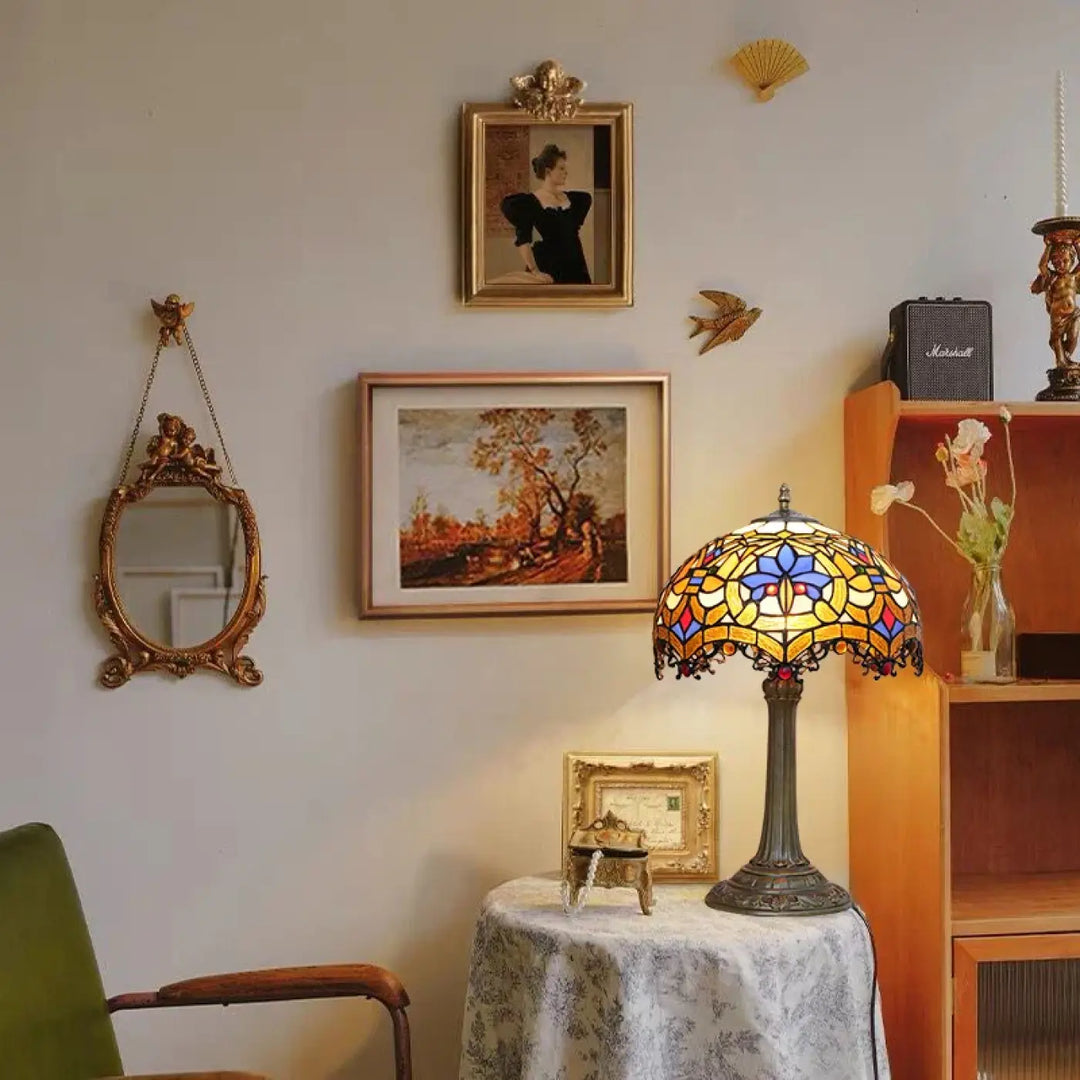 Lampe de table nanih avec design floral en vitrail bleu jaune et rouge aux détails complexes