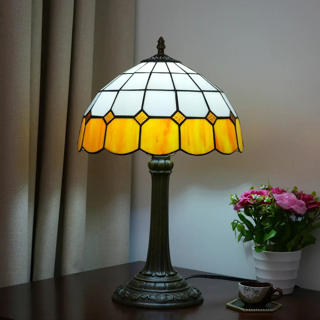 Lampe de table Nanih avec abat-jour en vitrail jaune et blanc et base en bronze foncé