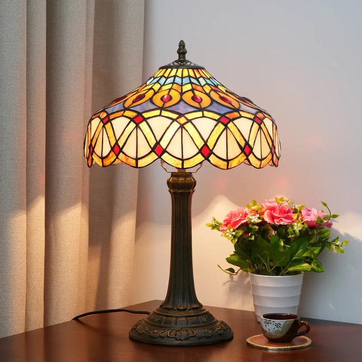 Lampe de table Nanih style vintage avec abat-jour en verre teinté coloré motifs géométriques jaune orange rouge bleu