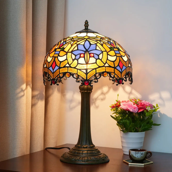 Lampe de table Nanih vintage style tiffany avec abat-jour en verre teinté floral jaune bleu rouge base en métal bronze