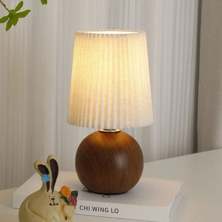 Lampe de table en tissu plisse avec base en bois chic