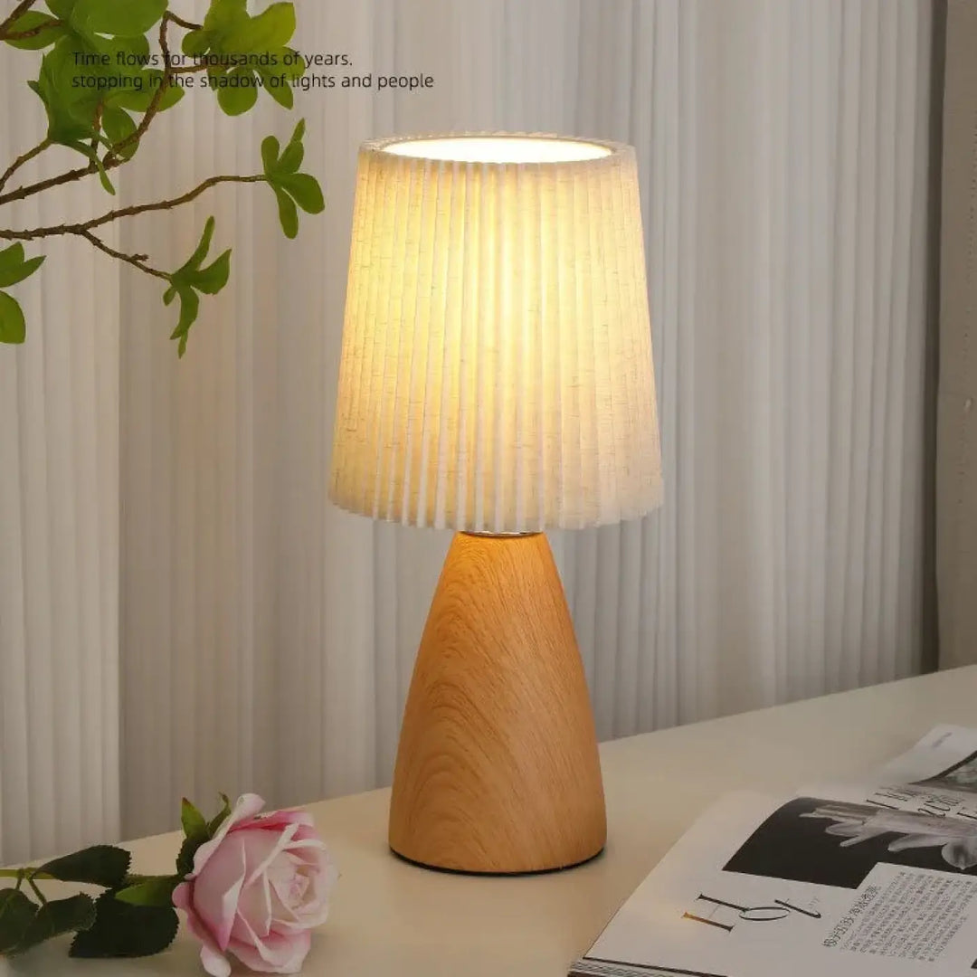 Lampe de table en tissu plisse avec base en bois chic