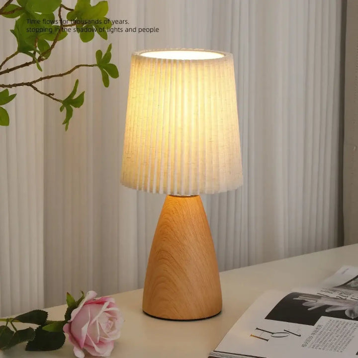 Lampe de table en tissu plisse avec base en bois chic
