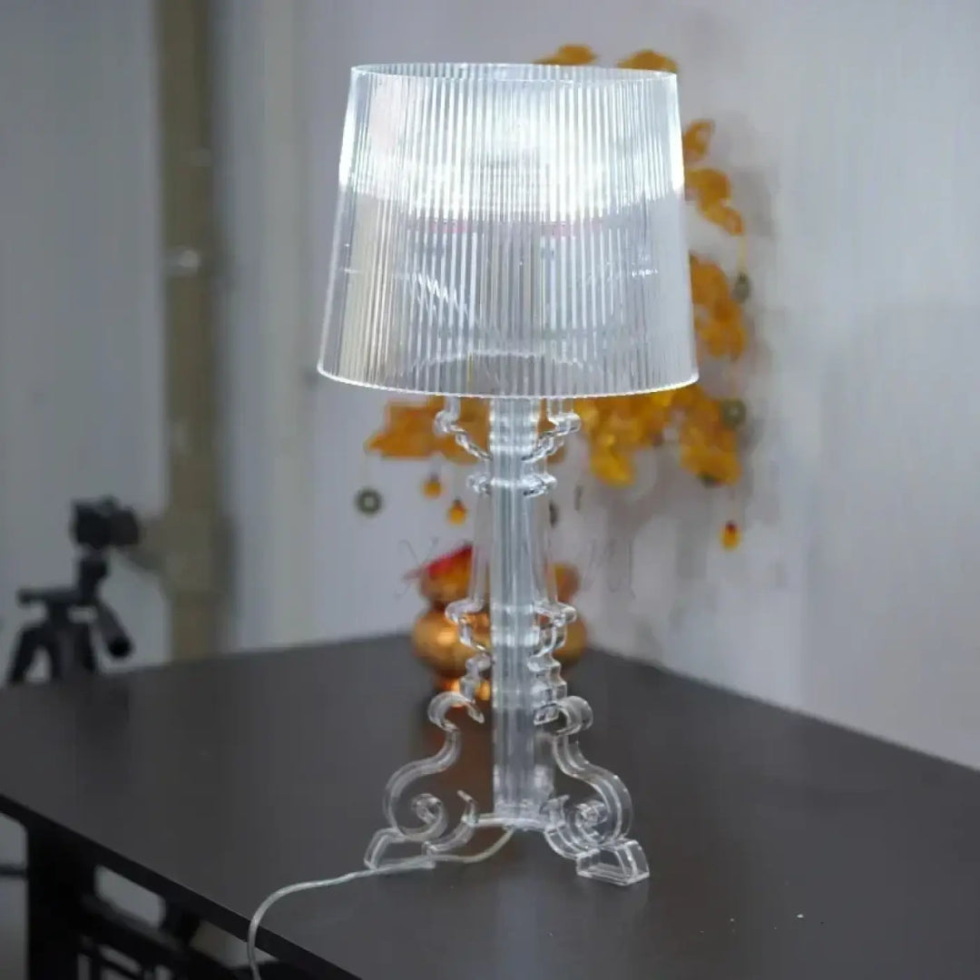 Lampe de table clear en acrylique avec abat-jour translucide strié et base sculptée ornée design DESI