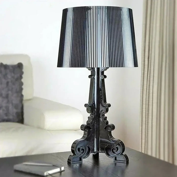 Lampe de table noire brillante avec abat-jour côtelé verticalement et base sculptée ornementale desi