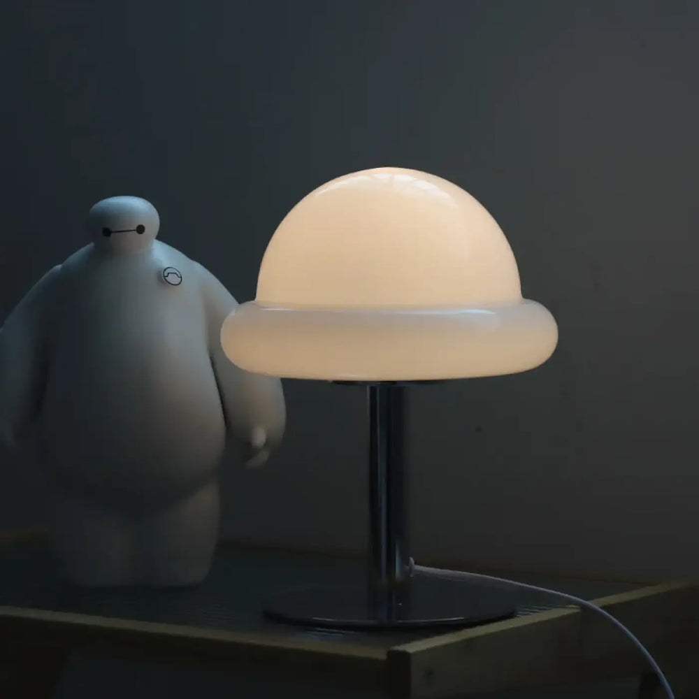 Lampe de table bombo avec abat-jour en plastique translucide blanc cassé et base métal noir, sont-elles incluses piles sont-elles