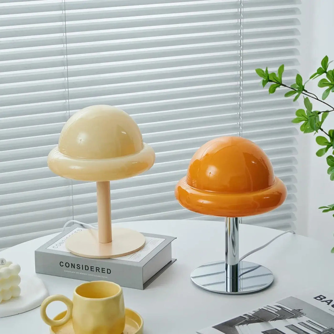 Lampe de table bombo avec deux lampes champignon crème en bois et orange avec pied chrome sont-elles incluses piles sont-elles