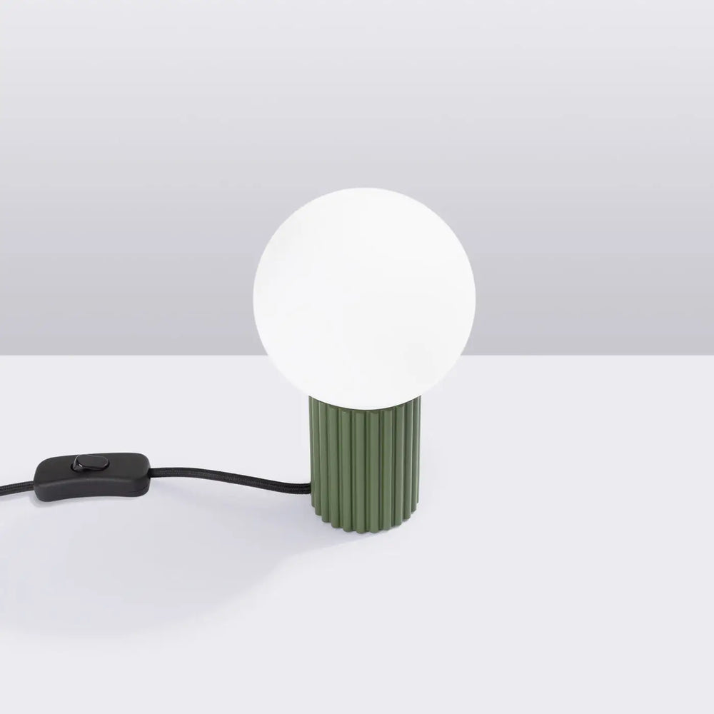 Lampe à poser halo vert olive en céramique côtelée avec abat-jour sphérique en verre dépoli version suspension