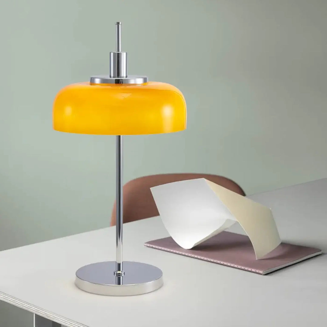 Lampe de table vintage avec abat-jour en verre coloré jaune vif et base en métal argenté chromé zest
