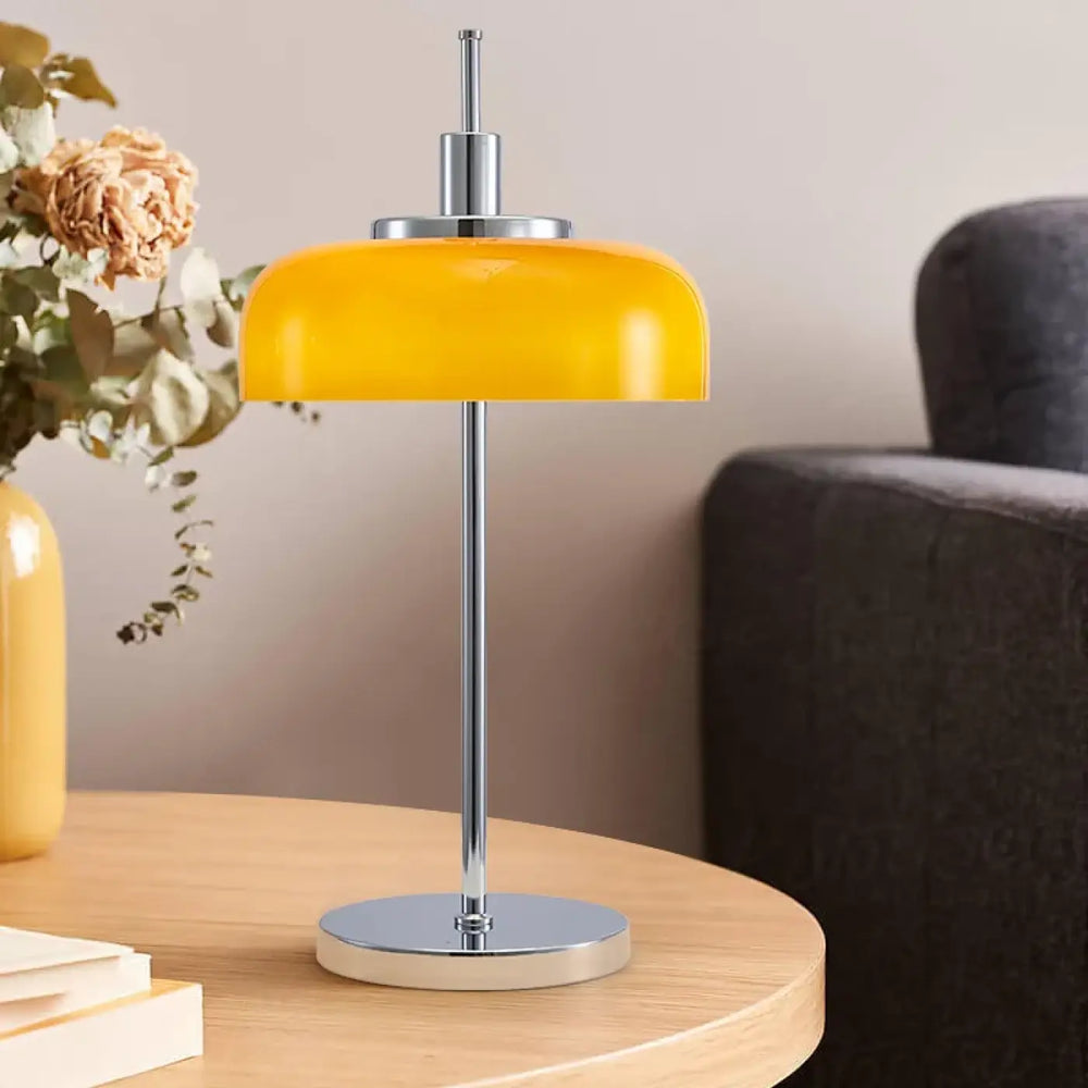 Lampe de table officielle zest avec abat-jour en verre coloré jaune vif sur pied en métal argenté vintage