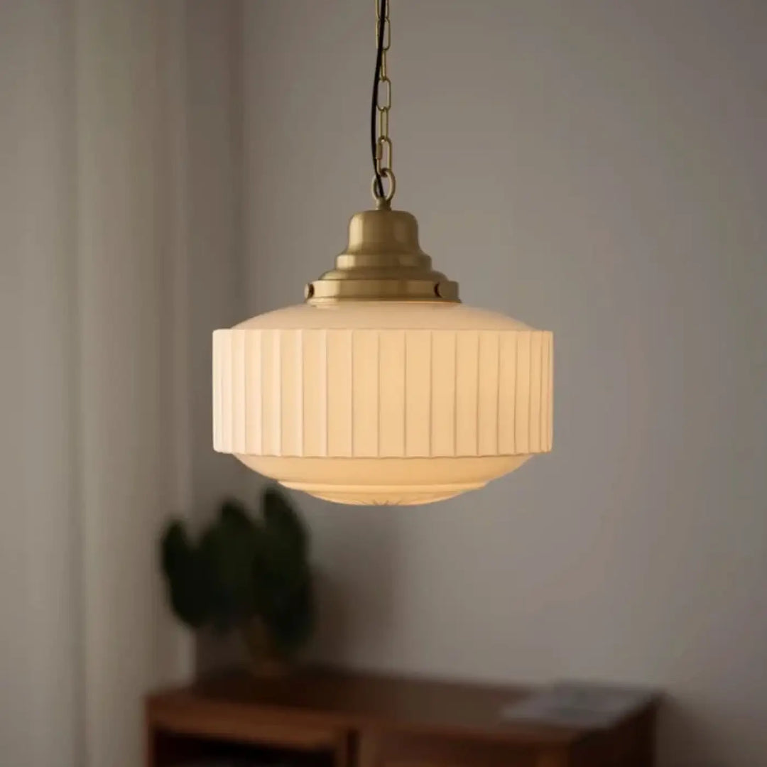 Suspension luminaire declira avec cadre métal finition laiton et abat-jour en verre nervuré ivoire vintage