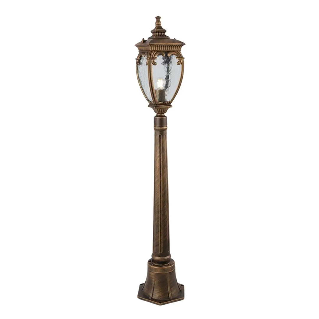Lampadaire extérieur en bronze antique avec globe en verre et détails ornés idéal pour bord d’une terrasse ou long d’une allée