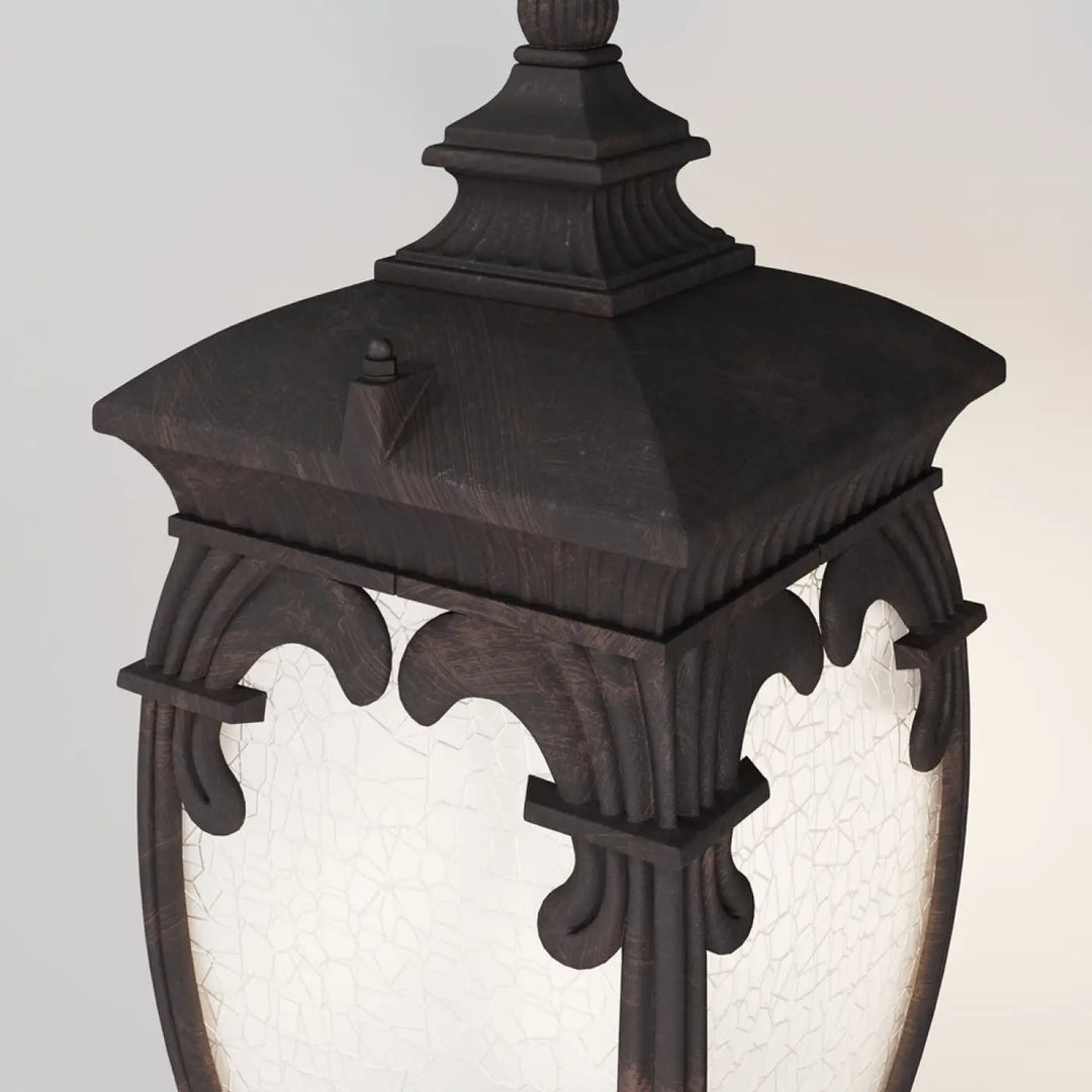 Lampadaire extérieur noir en fer forgé avec lanterne italienne et verre craquelé pour bord d’une terrasse