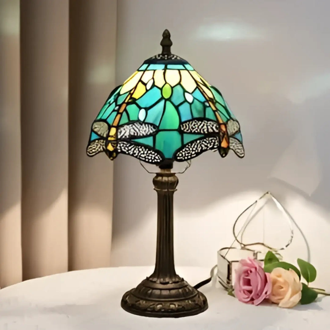 Lampe de chevet antique en verre teinté avec base bronze design vintage et motif libellule coloré devient plus élégante