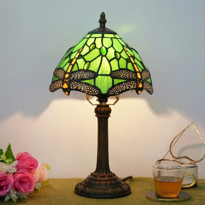 Lampe de chevet avec luminaire antique en vitrail vert et base en bronze au design vintage devient plus élégante