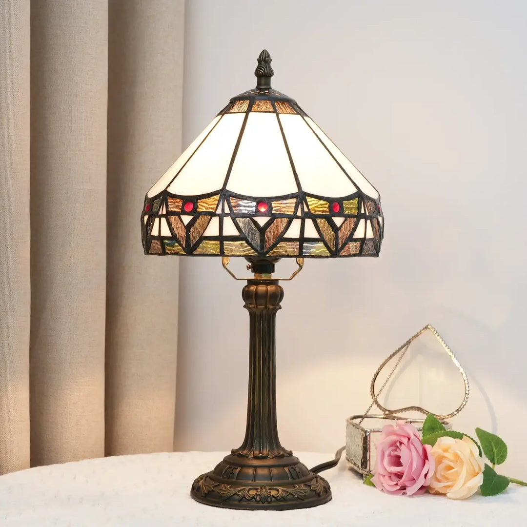 Lampe de chevet antique en bronze finition avec abat-jour en vitrail motifs géométriques blanc ambre rouge design vintage