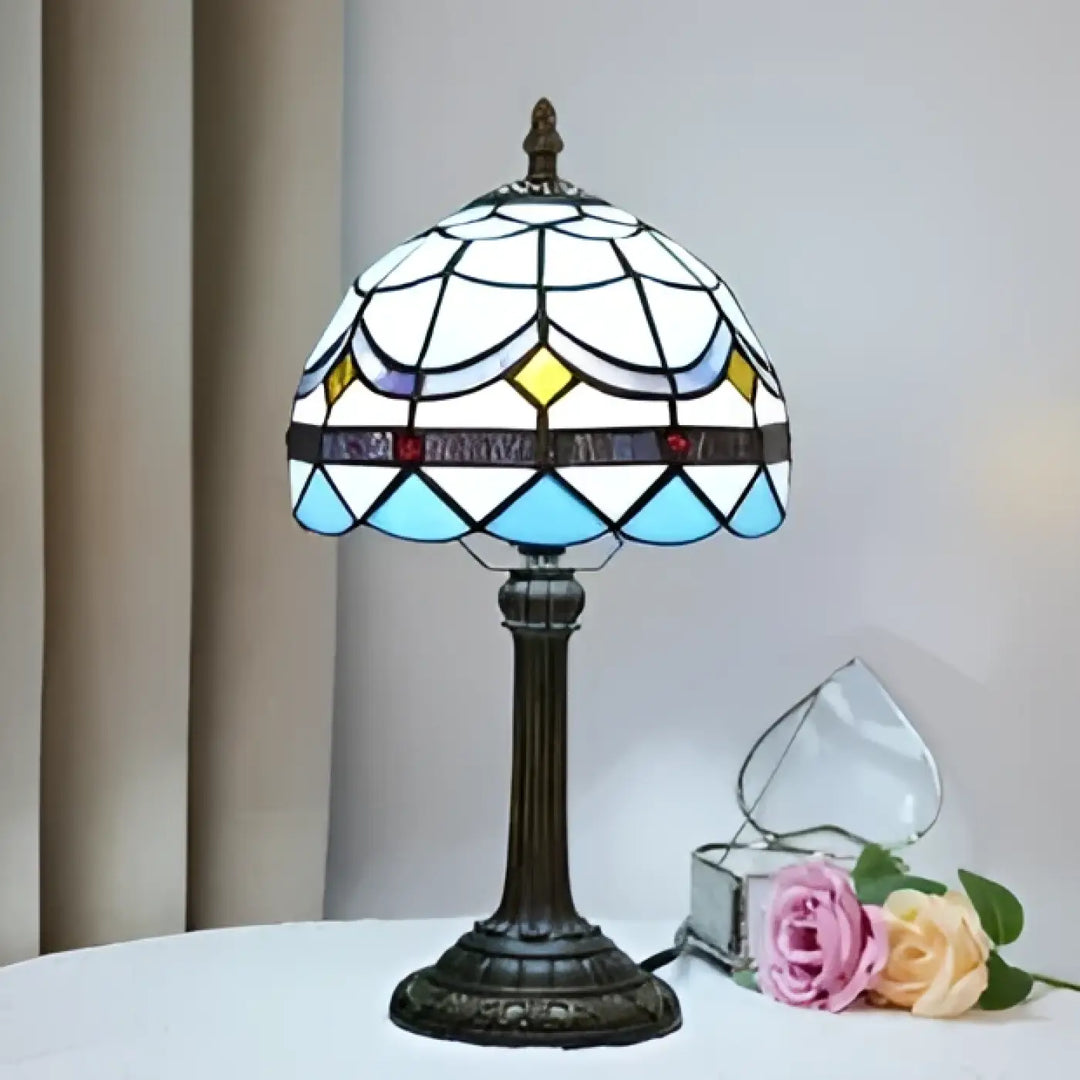 Lampe de chevet antika luminaire antique avec abat-jour en verre teinté bleu jaune blanc et base bronze orné design vintage devient plus élégant