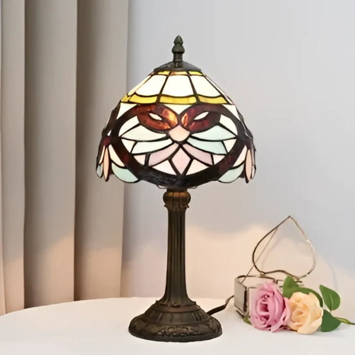 Lampe de chevet lampe de style luminaire antique avec abat-jour en vitrail aux motifs de masque en blanc jaune et brun