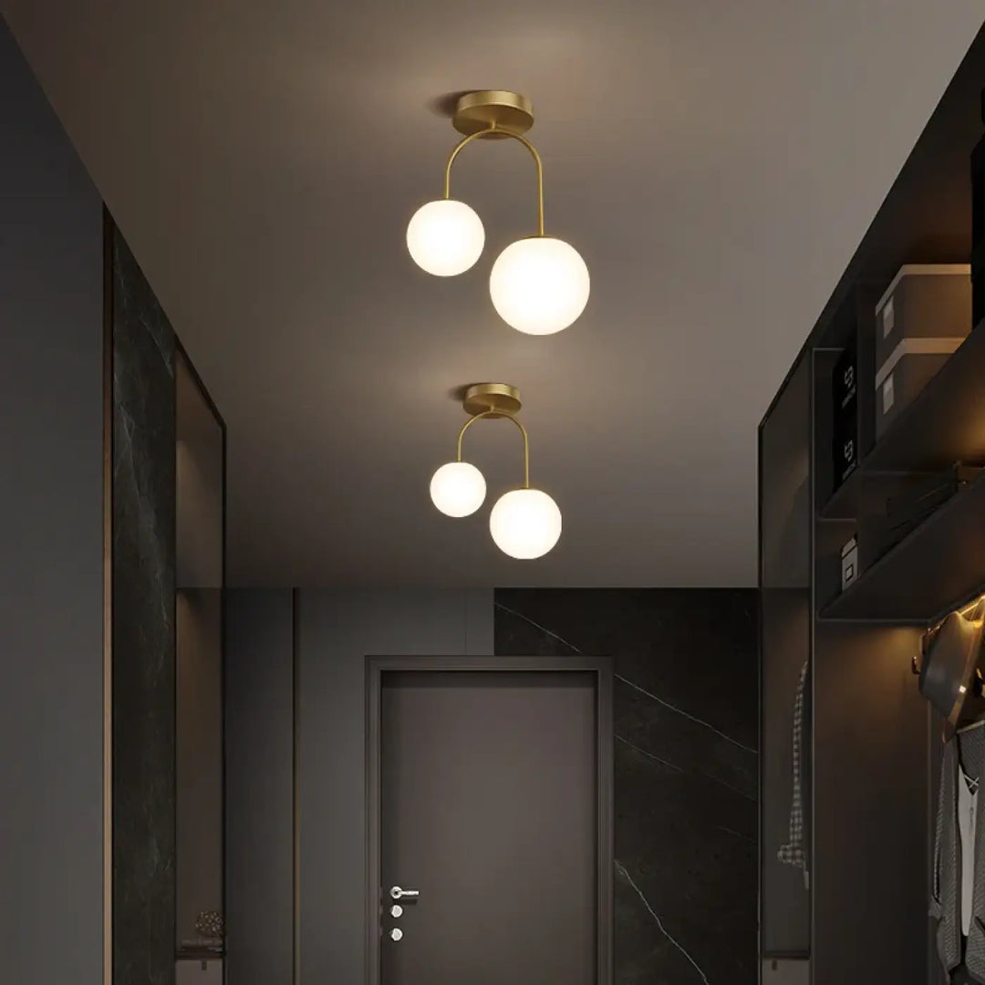 Luminaire plafonnier solia en tons dorés avec deux globes en verre dépoli design chic et plus classique