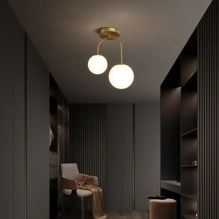 Luminaire plafonnier solia en métal doré avec deux globes en verre dépoli design chic plus classique