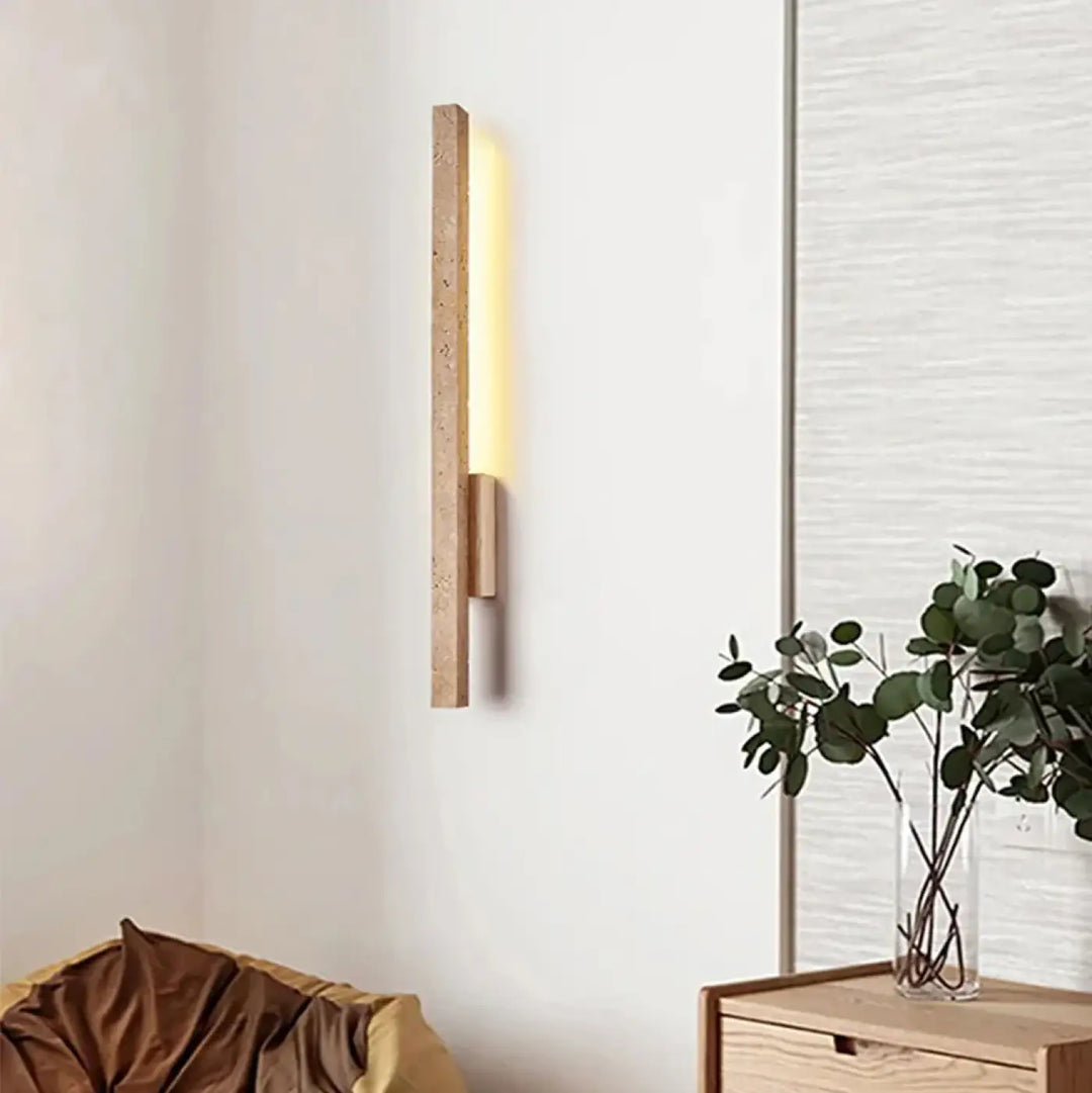 Applique murale lavih en liège texturé marron clair avec une lumière chaude jaune pour une décoration intérieure ambiance douce