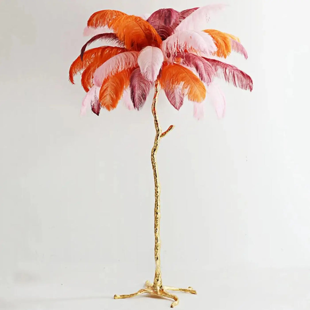 Lampadaire exotis avec socle doré et plumes colorées orange, rose et marron en luminaire palmier élégant