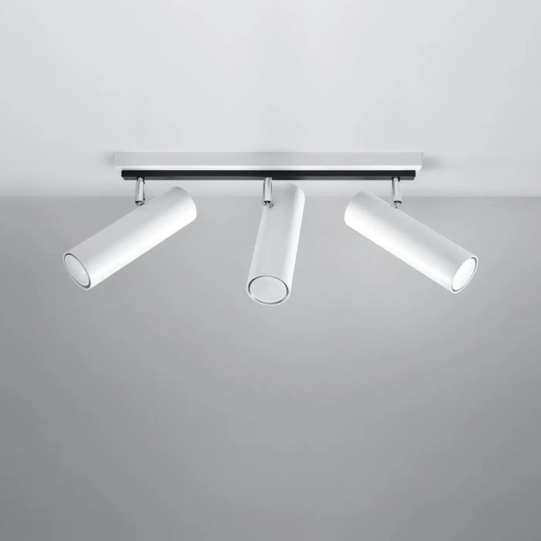 Luminaire plafonnier direzione 3 blanc avec trois têtes ajustables sur barre noire pour un plafond minimaliste élégant