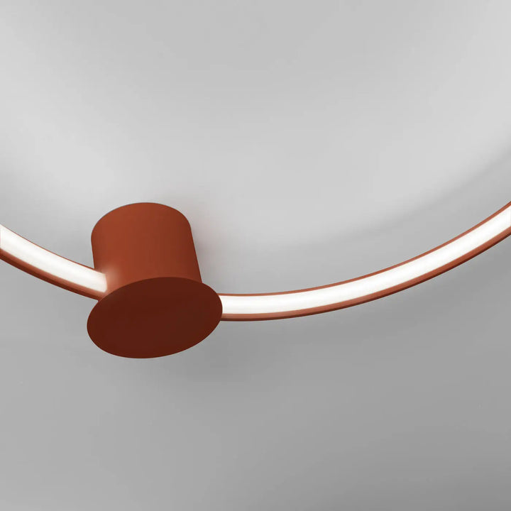 Luminaire plafonnier de la collection rio avec base cylindrique rouge ocre et bande led incurvée design moderne