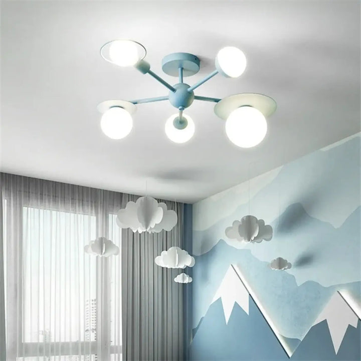 Luminaire plafonnier pastel bleu clair moderne avec cinq abat-jours circulaires en verre dépoli pour éclairage intérieur