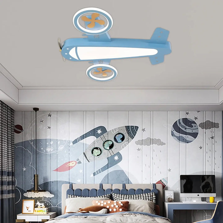 Luminaire plafonnier avion bleu avec panneaux led blancs et hélices orange conçu pour éclairage intérieur design