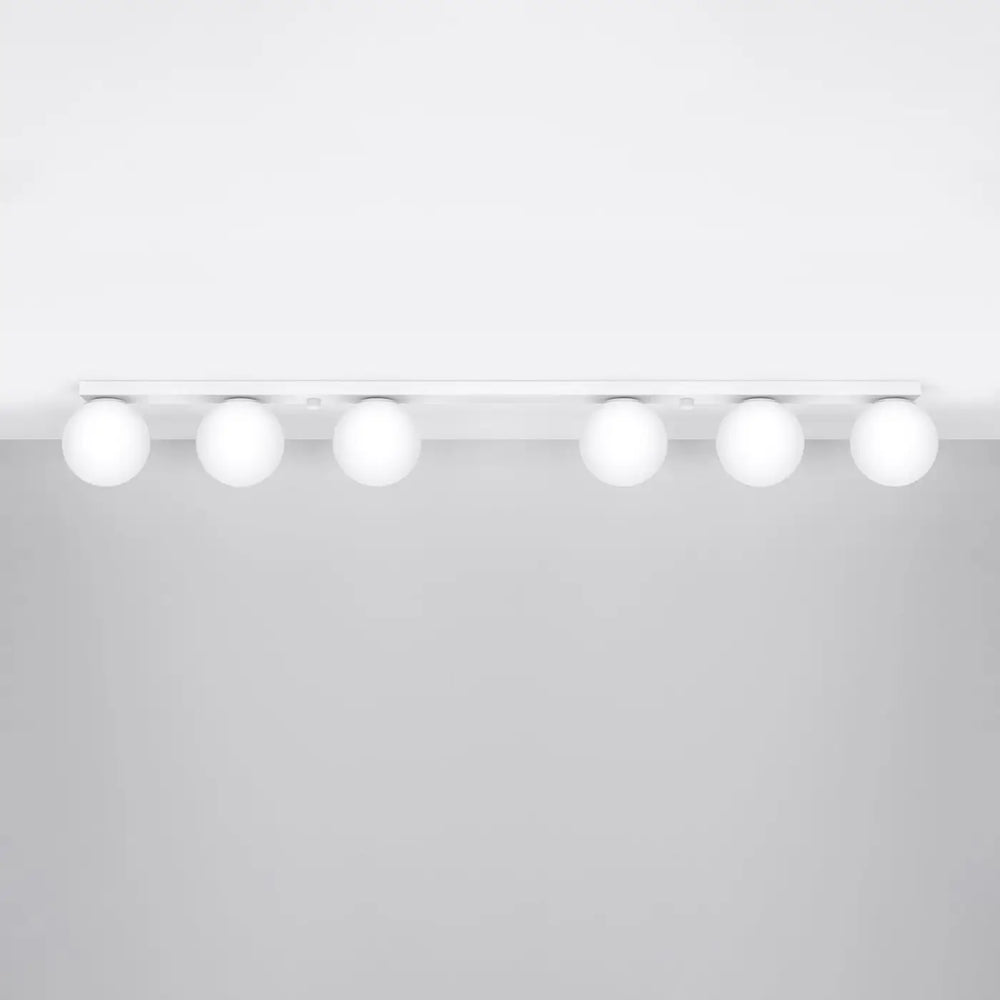 Plafon yoli 6 blanc avec cinq globes en verre dépoli monté au plafond pour une classe à part éclairage