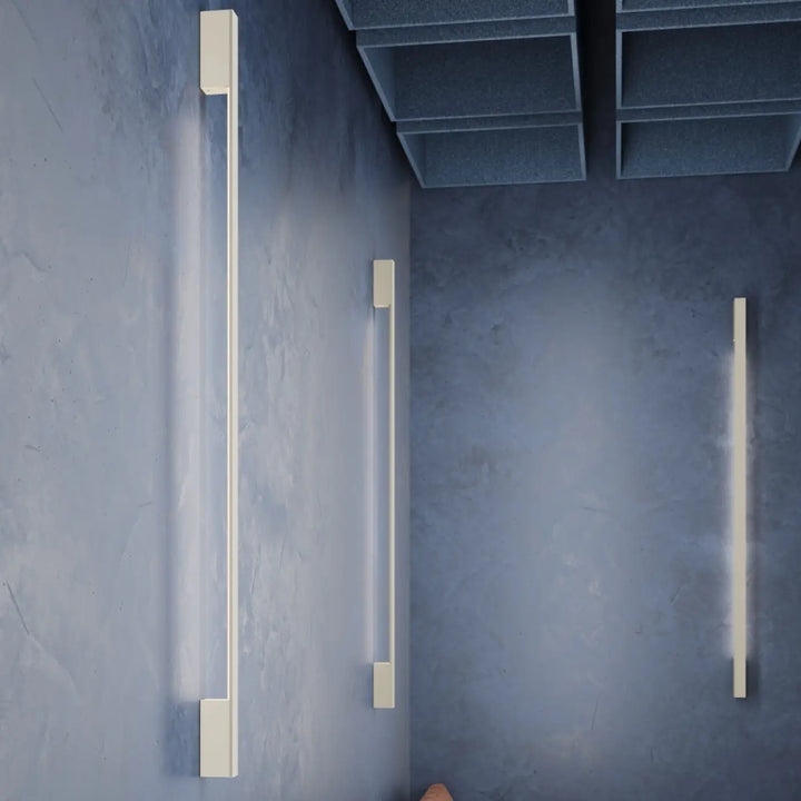 Applique murale lahti 90 led 4000k beige avec barres métalliques blanches rectangulaires intégrant led, style minimaliste ocre rouge