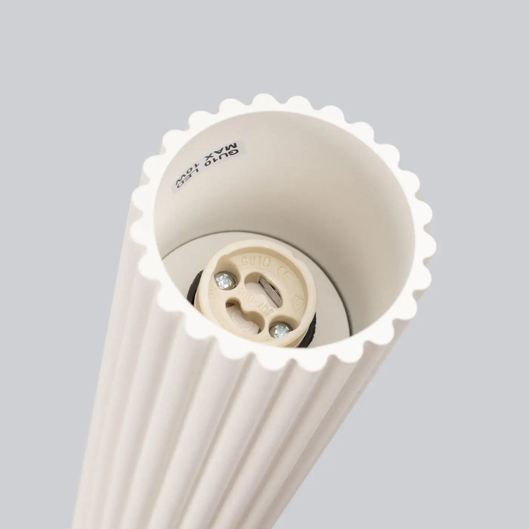 Plafonnier karbon allie beige avec abat-jour en tissu côtelé crème à bord festonné et douille e27 pour ampoules gu10 interchangeables