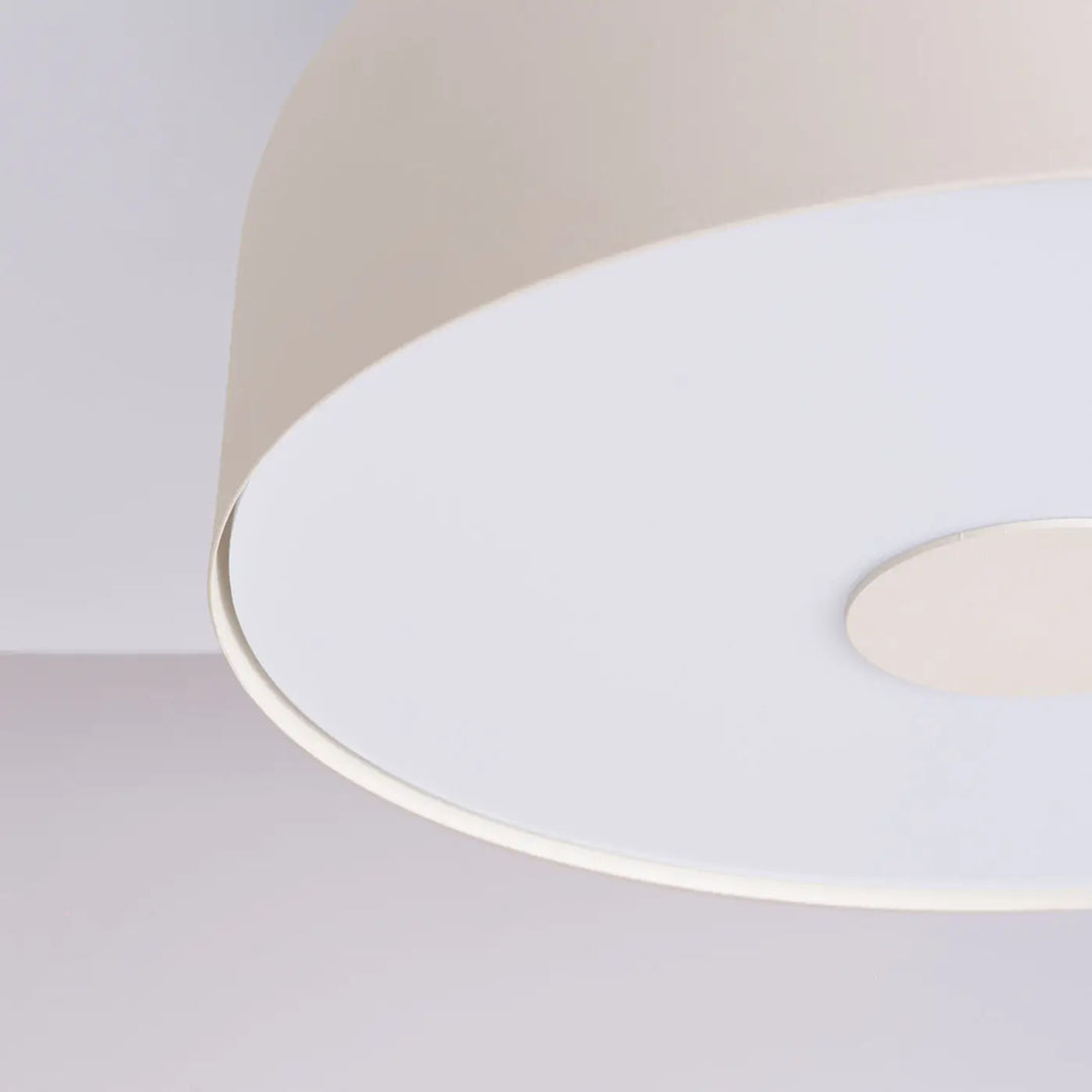 Plafonnier omiq beige moderne avec abat-jour circulaire blanc et bord extérieur beige allie simplicité et design exceptionnel
