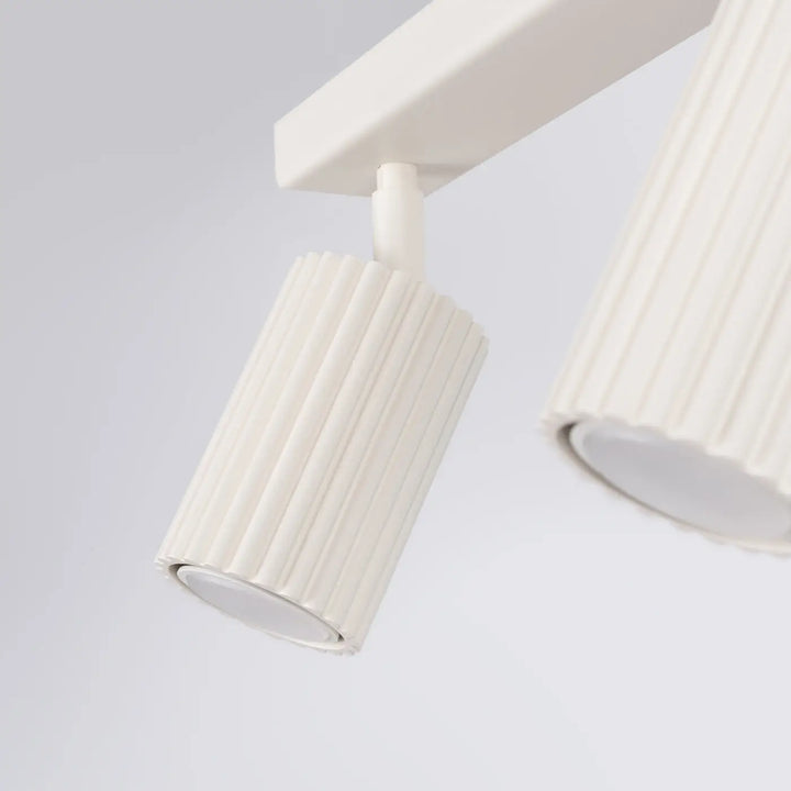 Luminaire plafonnier karbon 3l beige avec ampoules gu10 interchangeables et design minimaliste en structure blanche côtelée