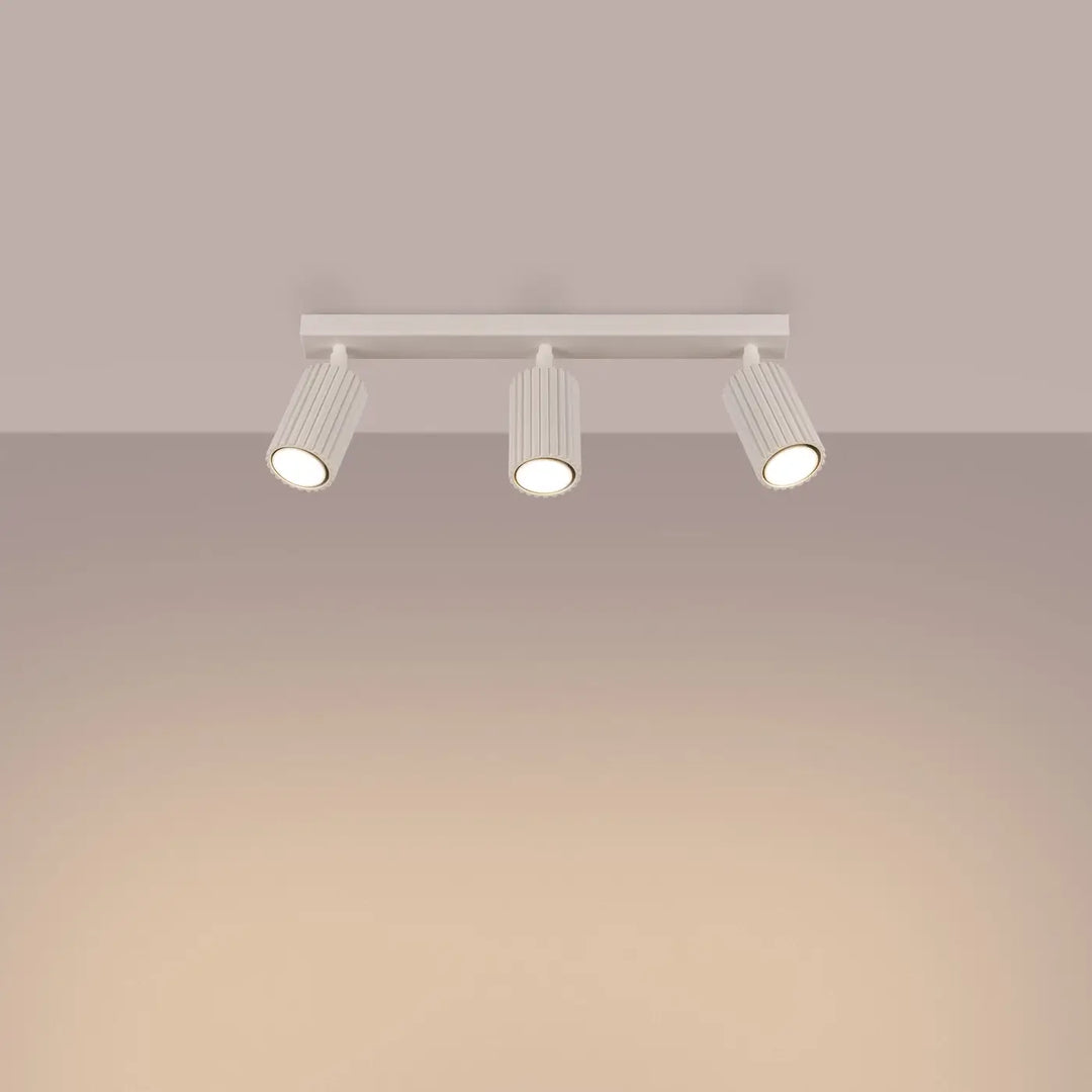 Plafonnier karbon design minimaliste beige avec trois têtes cylindriques à ampoules gu10 interchangeables et orientables
