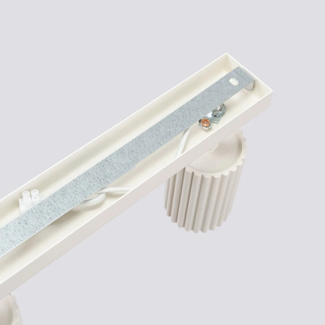 Plafonnier karbon 3l beige avec support en métal texturé et base cylindrique cannelée design minimaliste et ampoules gu10 interchangeables