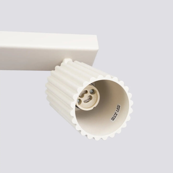 Plafonnier karbon 3l beige avec ampoules gu10 interchangeables et design minimaliste à bord festonné crème
