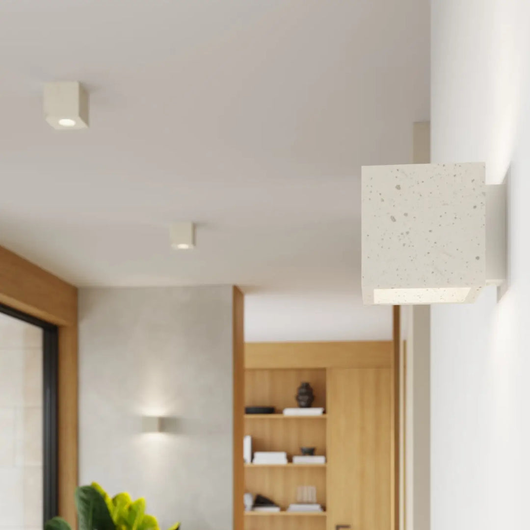 Applique murale plafonnier quad en béton blanc moucheté avec design contemporain minimaliste beige