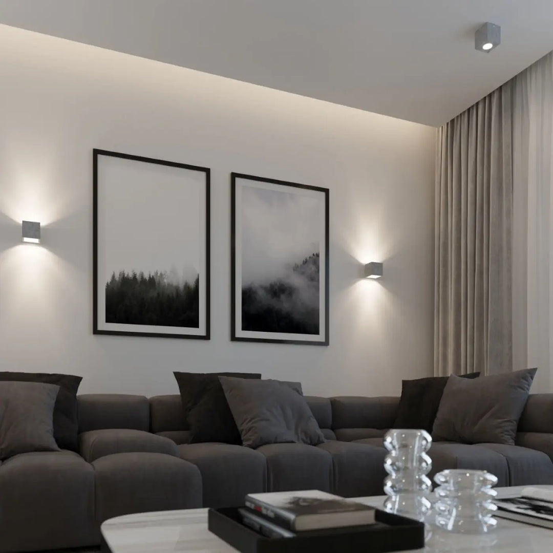 Luminaire plafonnier quad béton gris béton avec affiches minimalistes encadrées noir de scènes forestières brumeuses