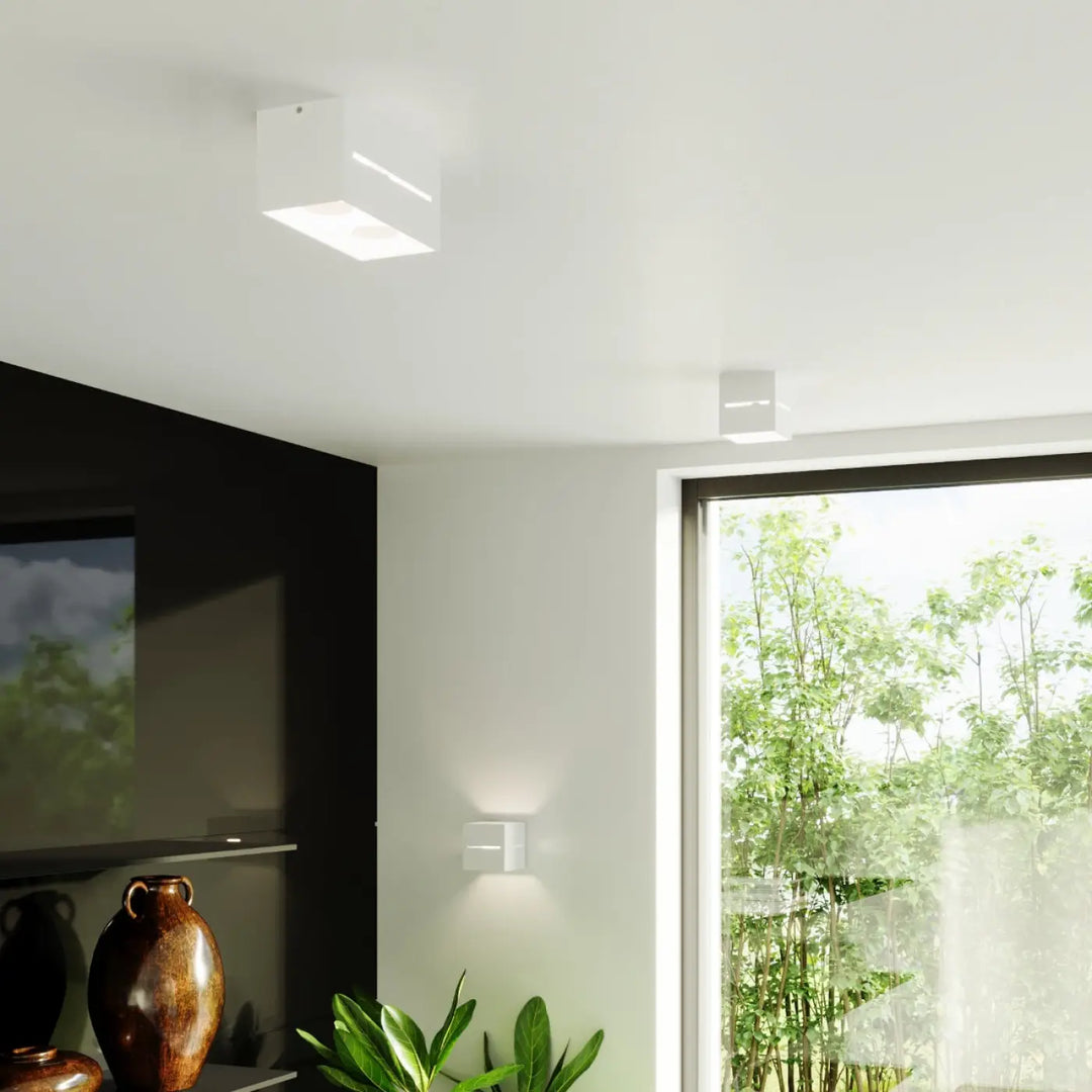 Plafonnier lobo blanc carré avec design minimaliste et perforation linéaire pour un spectacle lumineux élégant